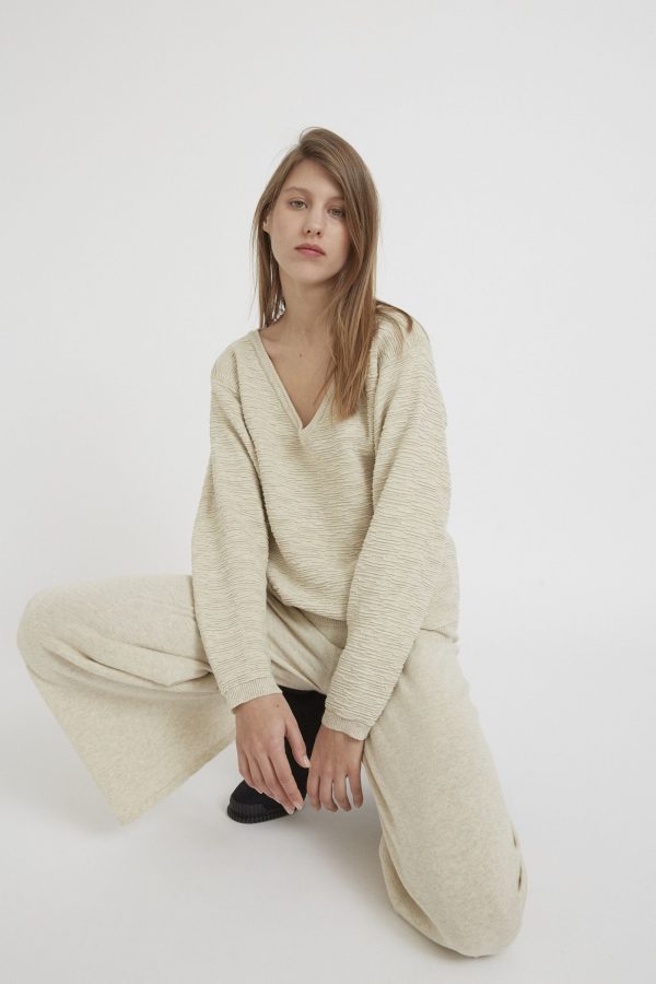 A caress from the trees Loose fitting textured sweater, with ribbed V neck, cuffs and hem. Featuring all-over embossed motifs to emulate tree bark. Made of 100% natural cotton for a cosy and unique style.