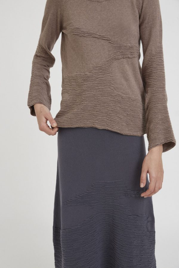 Inspired by the texture of the trees Loose fitting textured sweater, with asymmetrical embossed motifs to emulate tree bark. Featuring wide neckline and long sleeves, with extra volume in the elbows and wide cuffs. Made of 100% natural cotton, for the maximum quality and comfort.