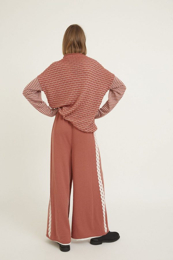 Elastic waist wide leg knit palazzo pants. Featuring organic motifs on the laterals and a contrasting trim
