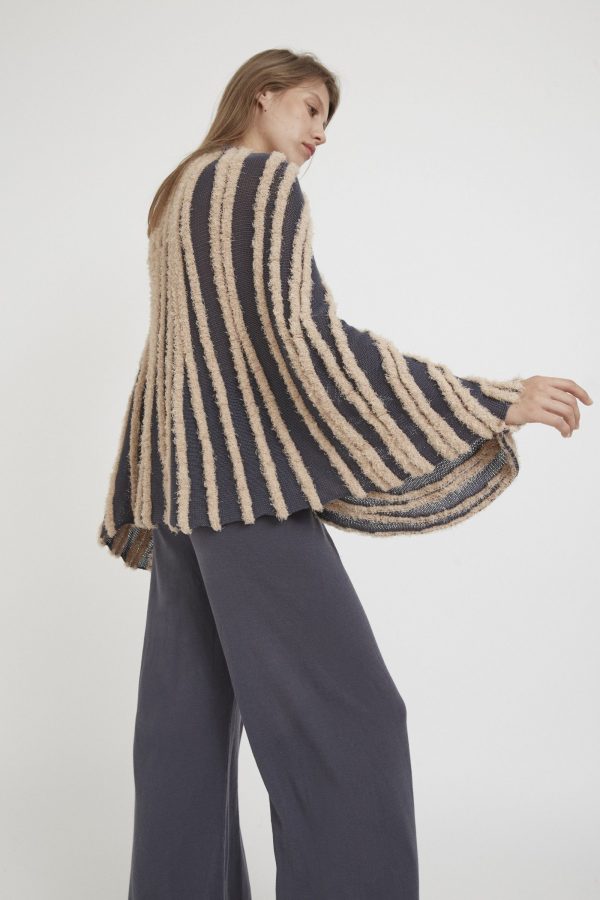 Open flowy poncho, with a ribbed V neck trimming