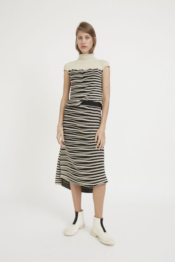 Loose fit A-shaped midi-length skirt, with lateral openings and an elastic waist.