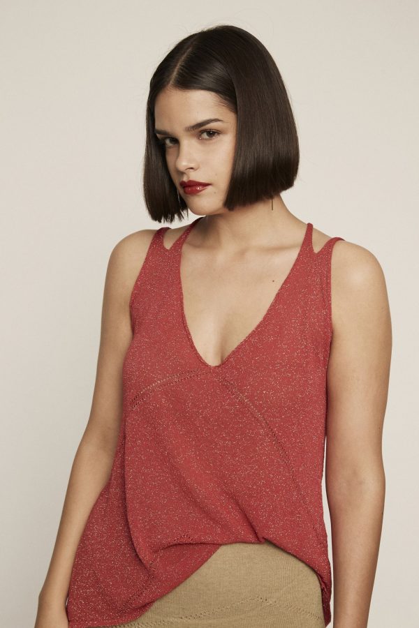 Shimmery crimson knit top. Featuring V neckline, thin crossed double straps and strings.