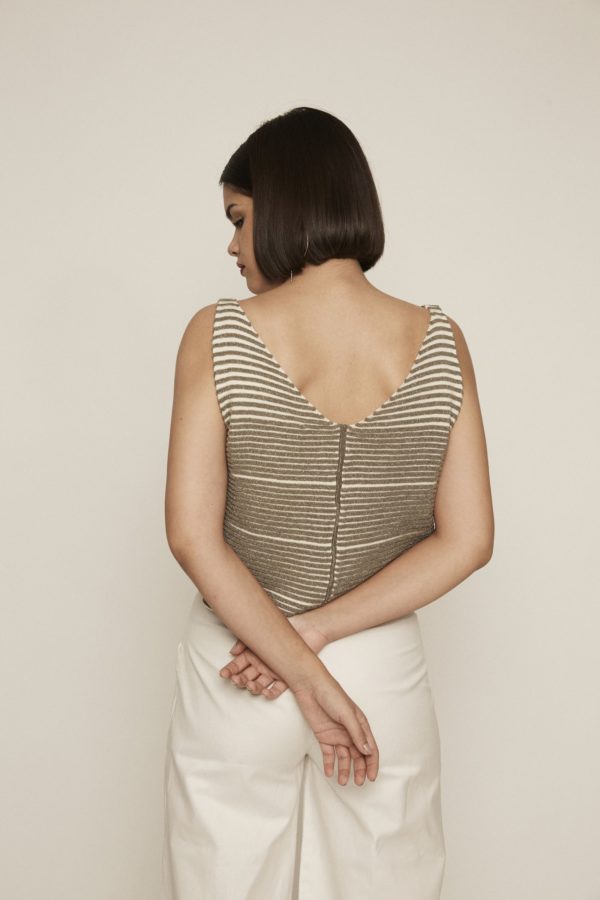 The synonym of elegance: fall in love with this shimmery khaki and white textured crop top. It features V neckline and wide straps and evokes the mesmerizing structure of a palm tree